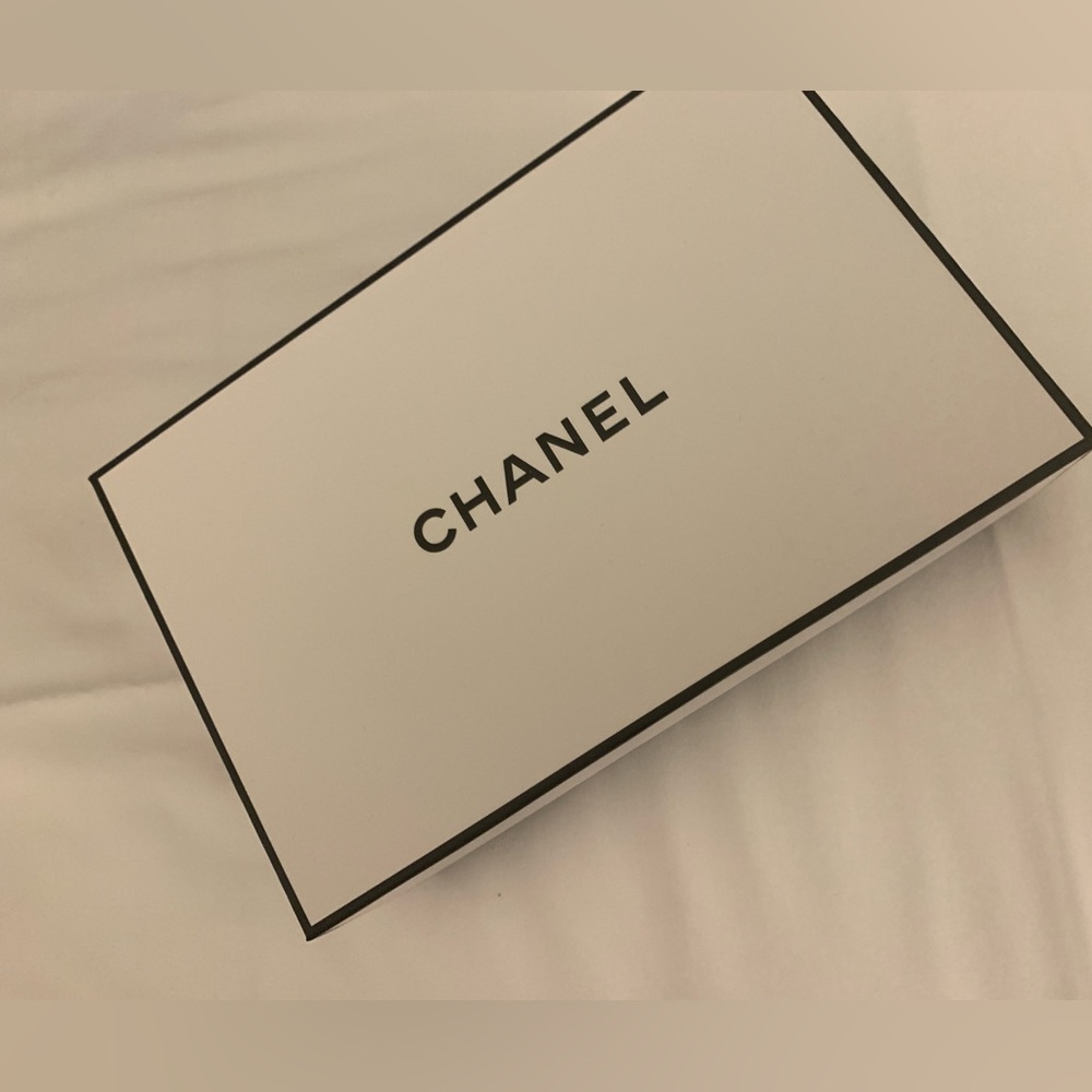 Brand new rare and collectible authentic Chanel with ribbon ,must have! - Picture 2 of 12